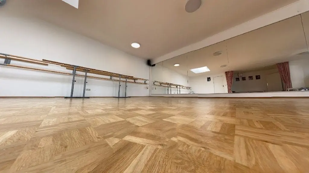 Modernes Ballettstudio mit Spiegeln und Ballettstangen